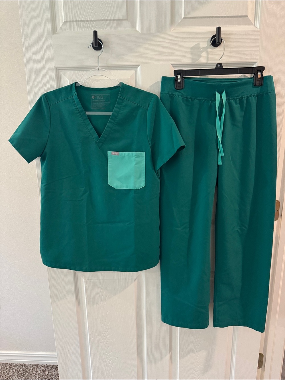 Women’s hunter green Figs set with teal accents. Lightly worn
